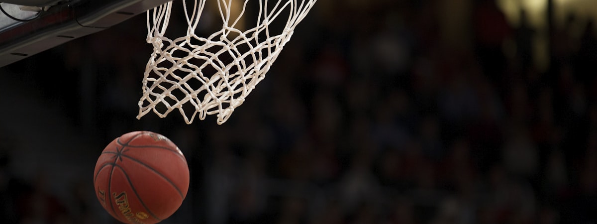 篮球运动员在赛场扣篮的空中动态照片