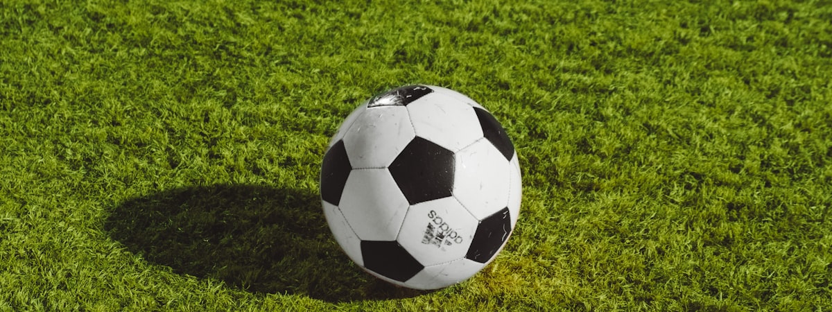 足球运动员在绿茵场上激烈拼抢的瞬间特写